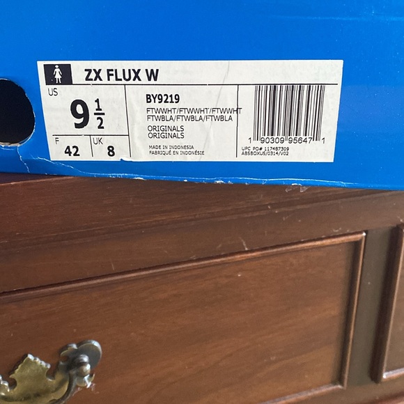 Ladies Adidas Tennis Shoes 9.5 - Picture 2 of 7